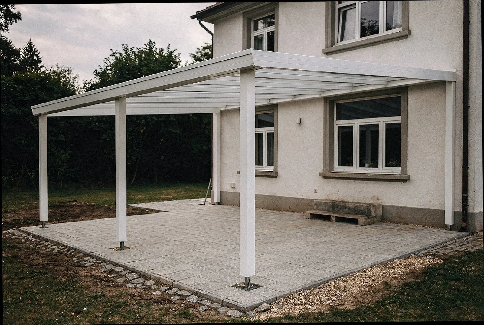 Fertig eingedecktes Glasdach über einer Terrasse in Bremen